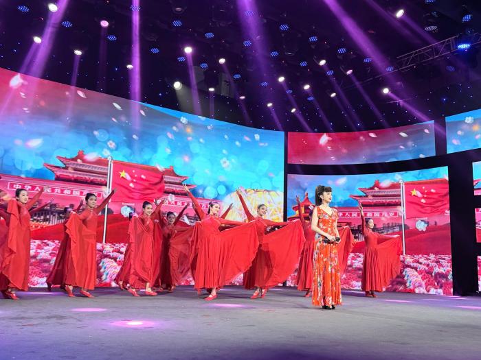 汤灿献唱亚洲卫视春晚经典曲目传递新春祝福